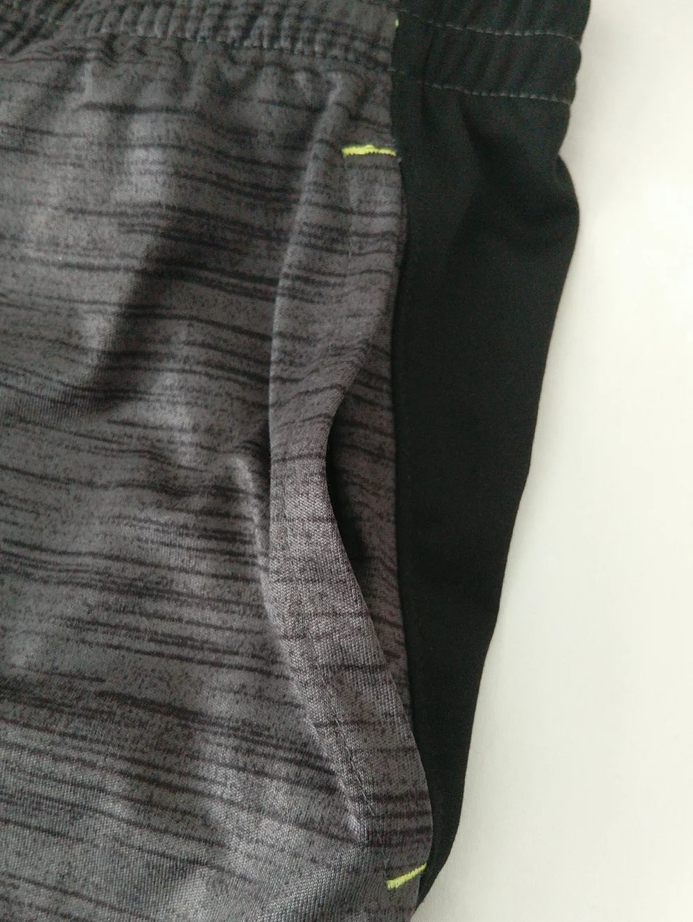 Spalding Boys Dark Grey, Black And Neon Green Athletic Shorts Size M (10-12)